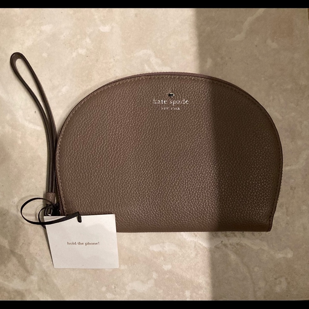 Kate Spade Shara Larchmont Dome Light Walnut Wristlet ♠️